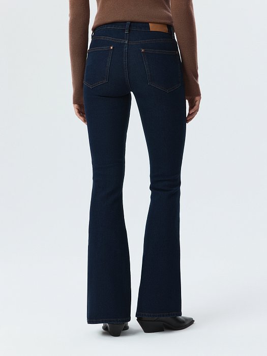 Джинсы-клеш с низкой посадкой: фото №4