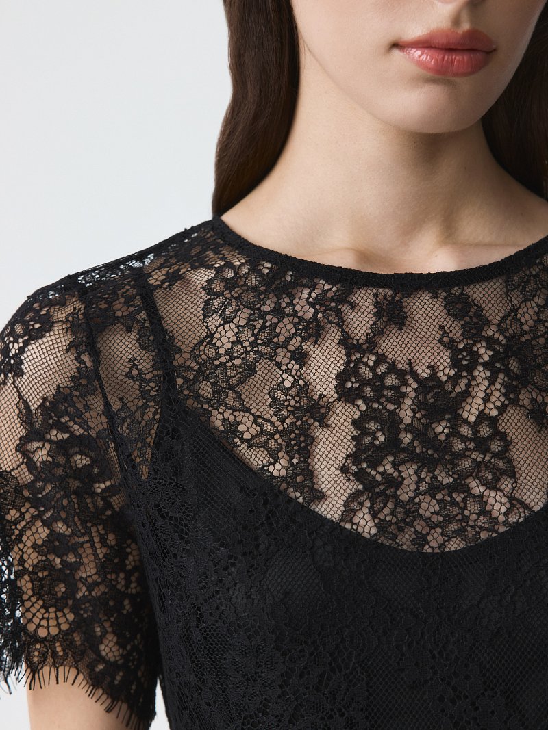 Кружевное платье-футляр