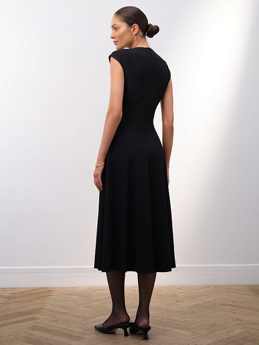 Приталенное платье с разрезом: фото №4