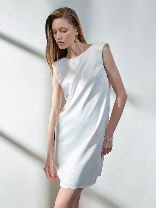 Атласное платье с акцентными плечами: фото №2