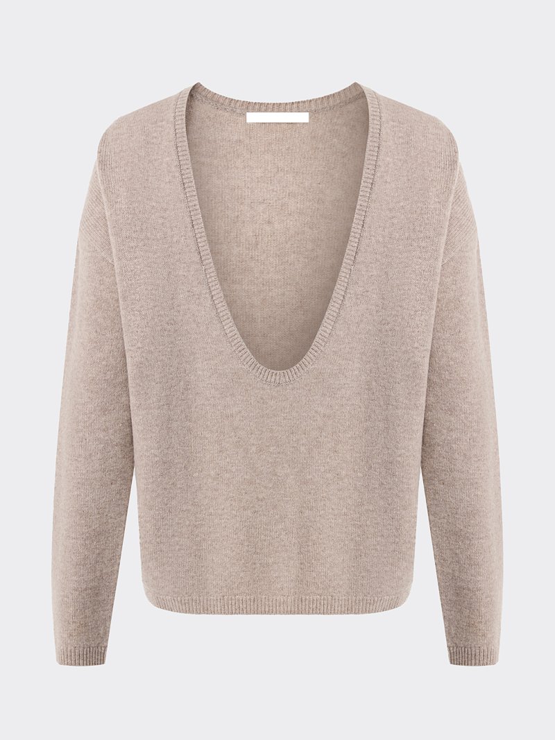 Шерстяной джемпер с вырезом