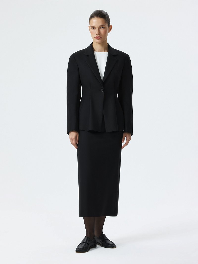 Приталенный жакет с защипами