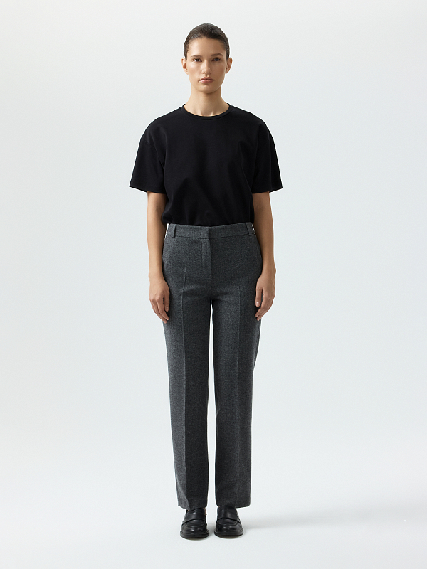 Зауженные брюки «в елочку»