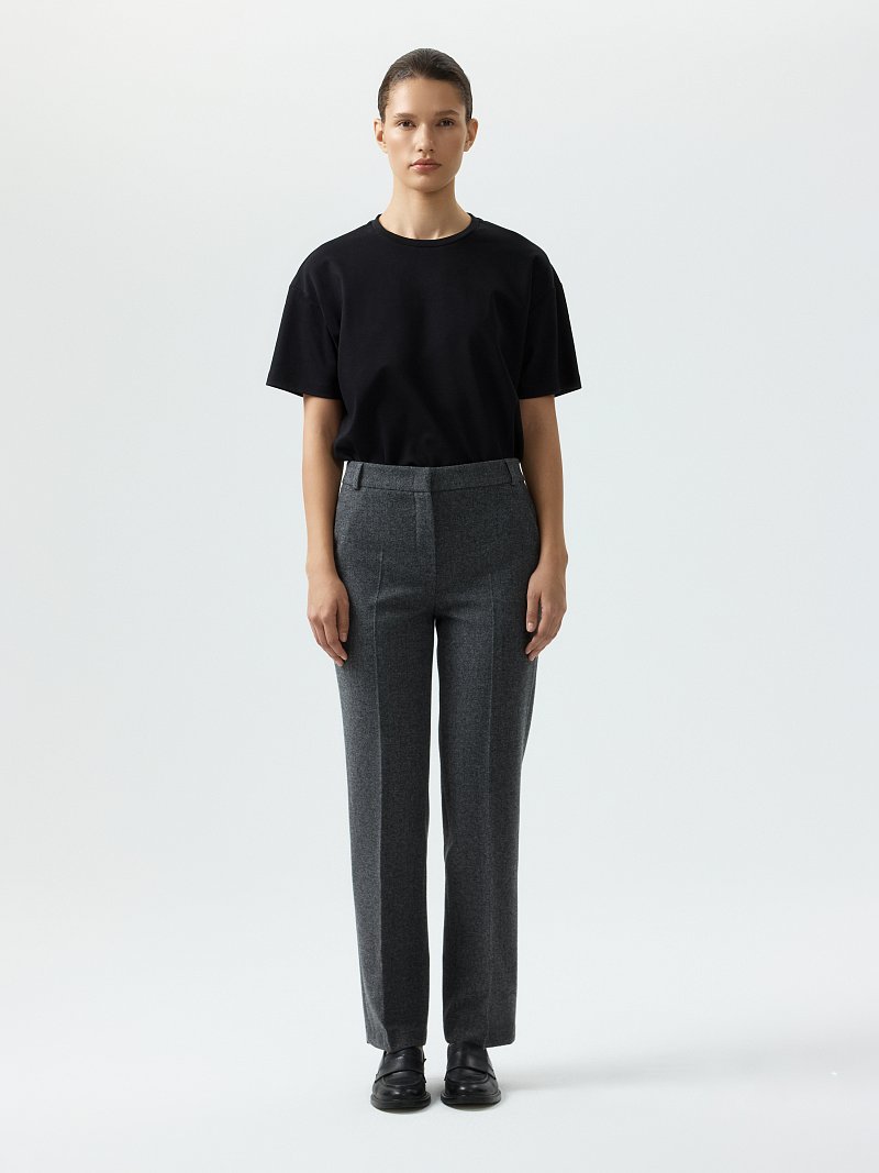 Зауженные брюки «в елочку»