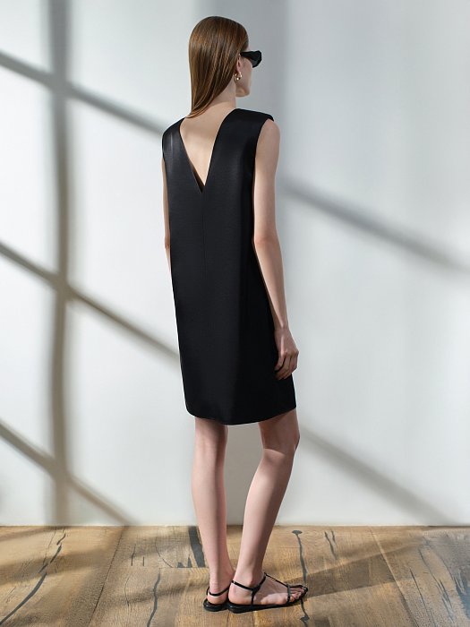 Атласное платье с акцентными плечами: фото №4