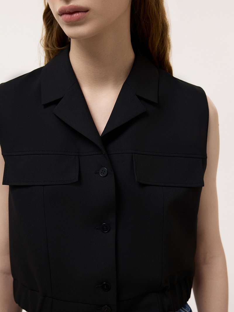 Укороченный жилет прямого кроя