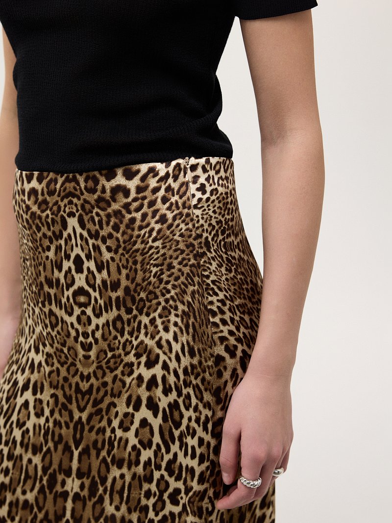 Атласная юбка с разрезом