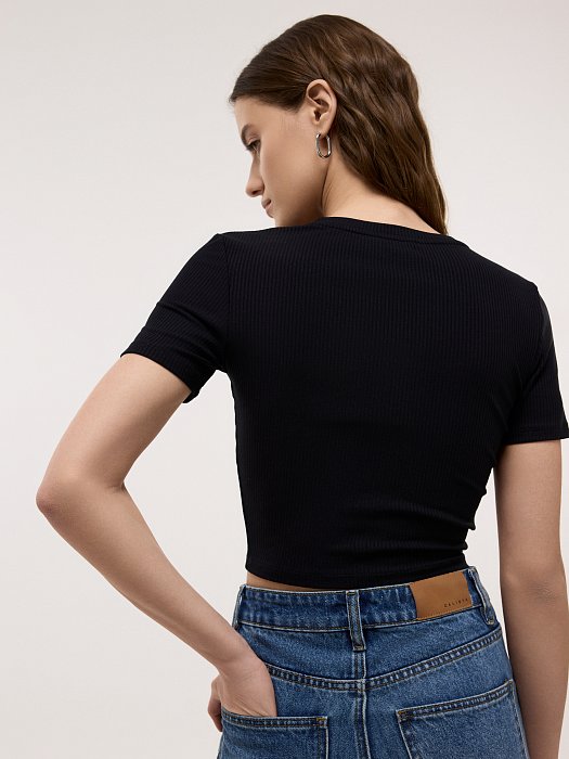 Укороченная футболка в рубчик: фото №4