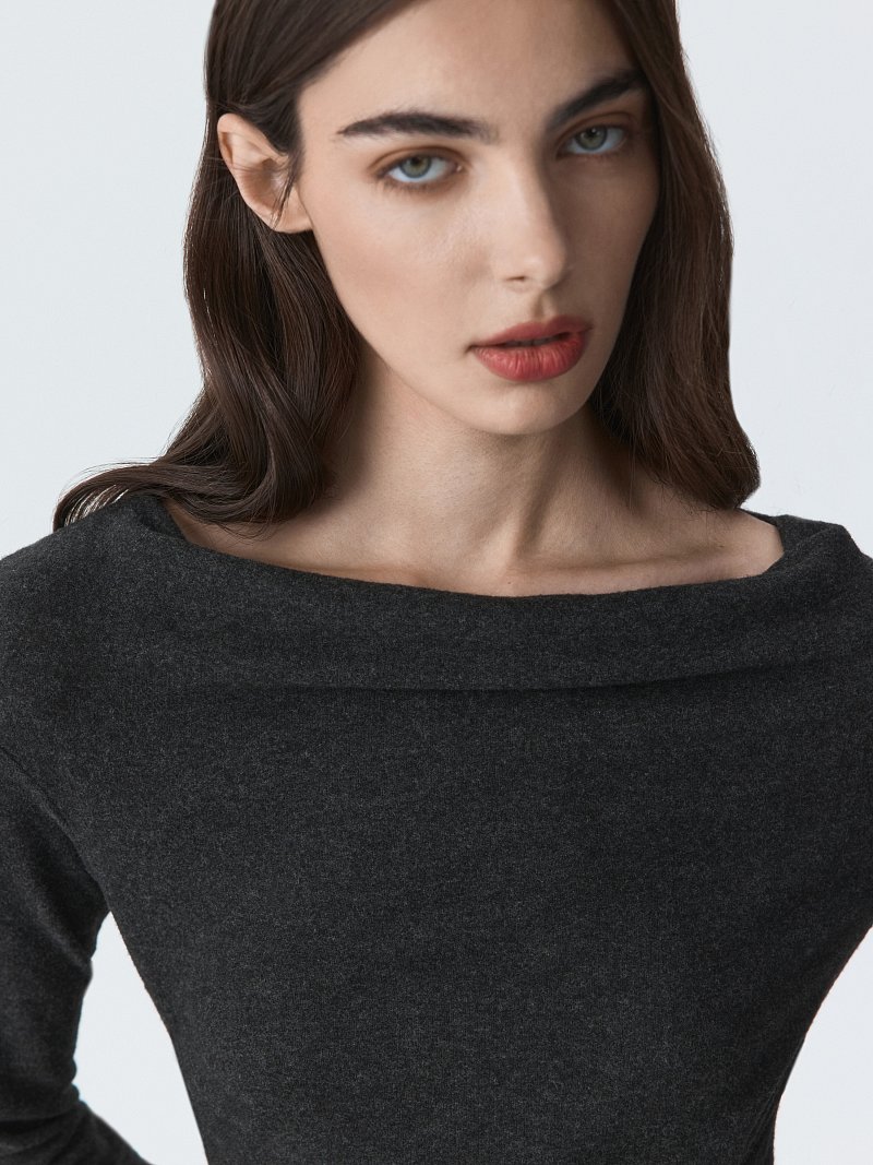 Трикотажное платье с открытыми плечами