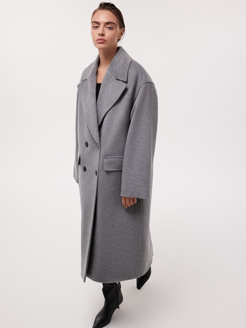 Утепленное пальто со съемным капюшоном