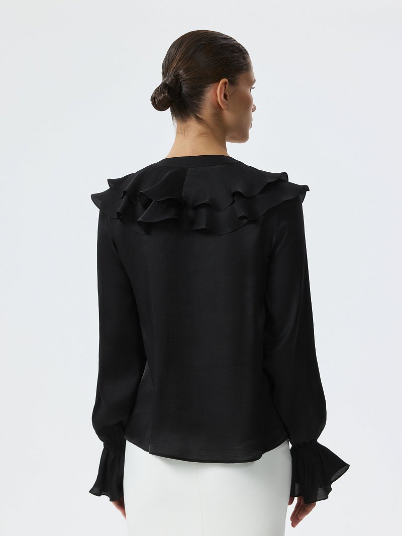 Атласная блуза с воланами
