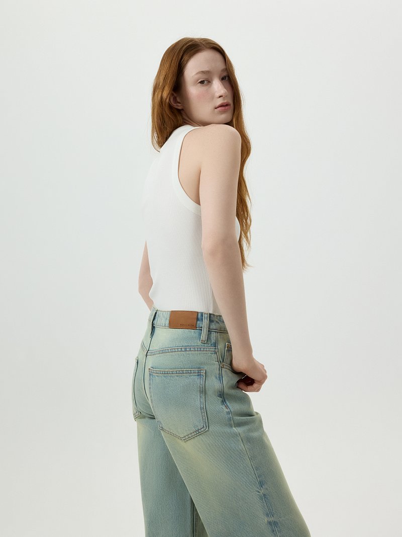 Светлые джинсы с потертостями