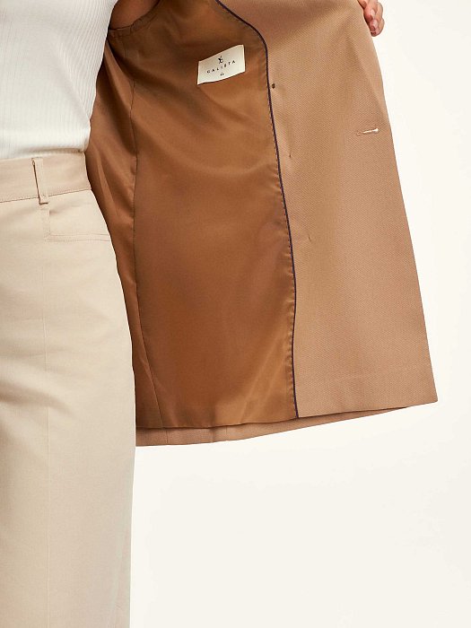 Двубортный жакет с контрастными пуговицами: фото №5
