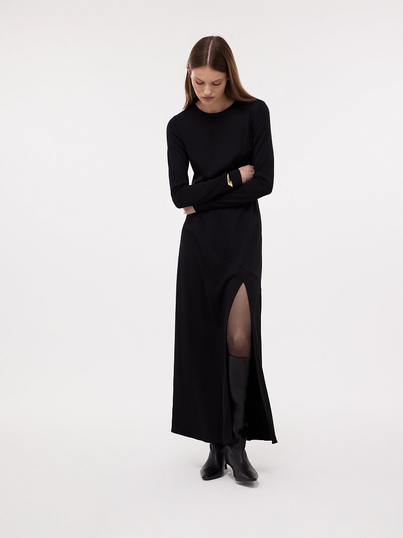 Приталенное платье с разрезом