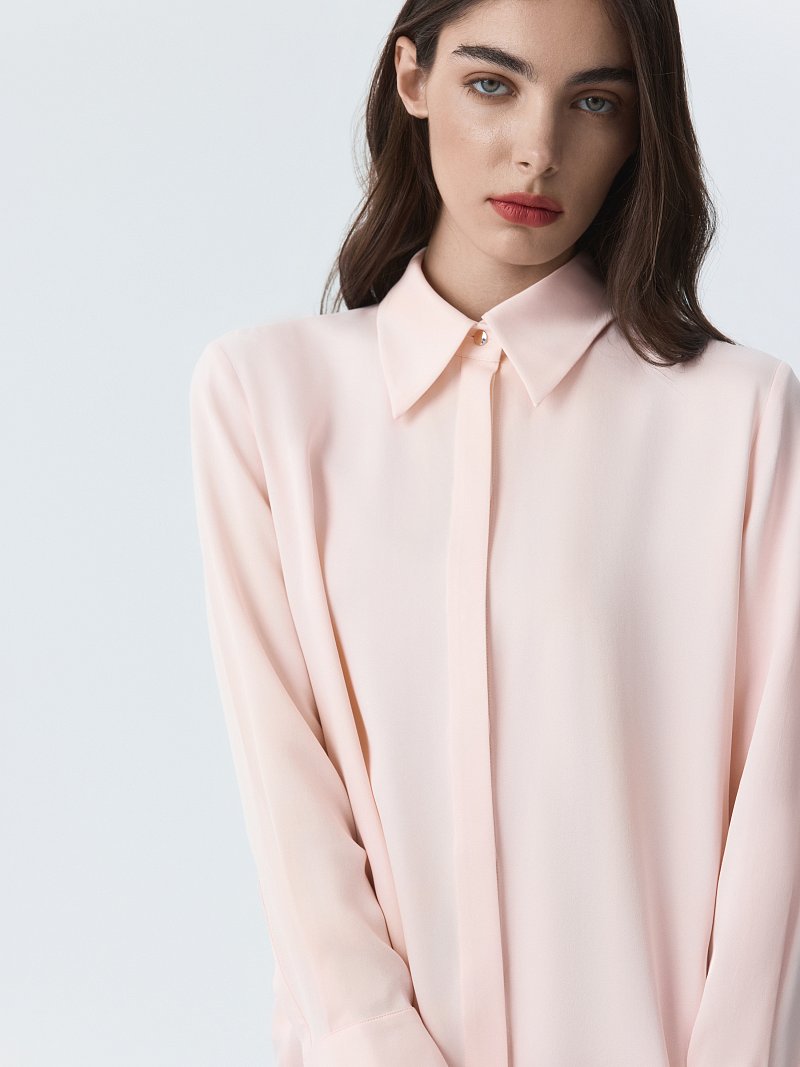 Атласная блуза с широкими манжетами