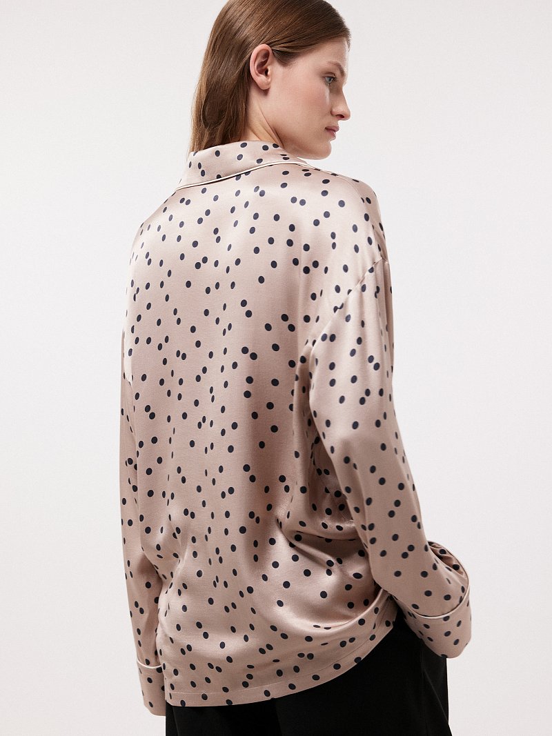 Атласная блуза в пижамном стиле