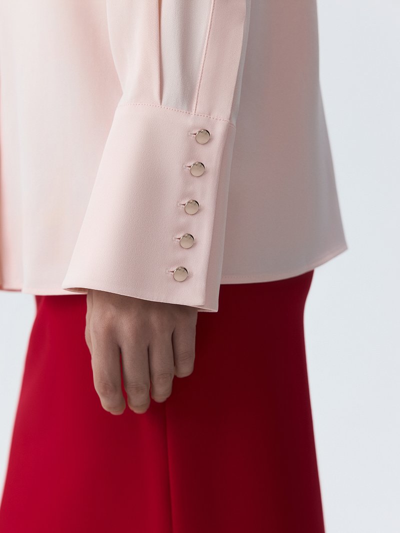 Атласная блуза с широкими манжетами