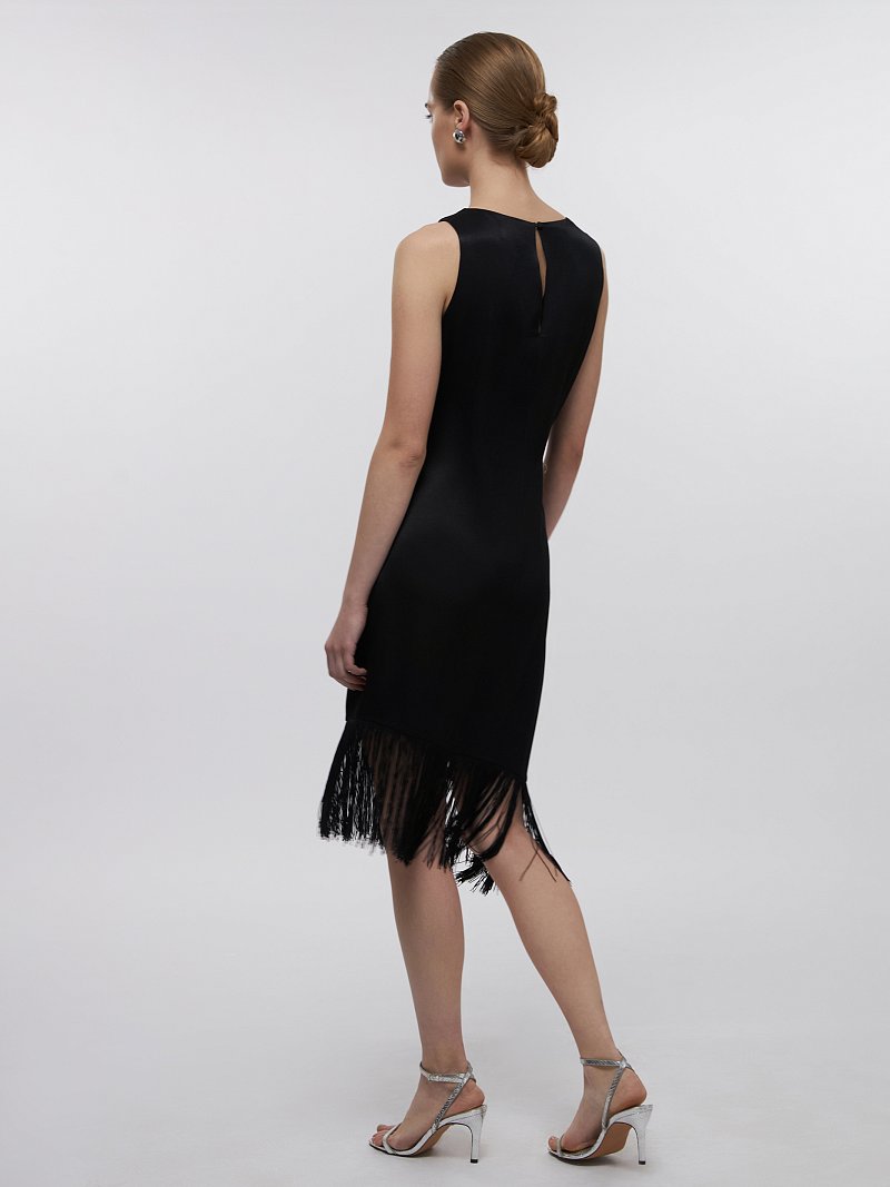 Атласное платье с бахромой