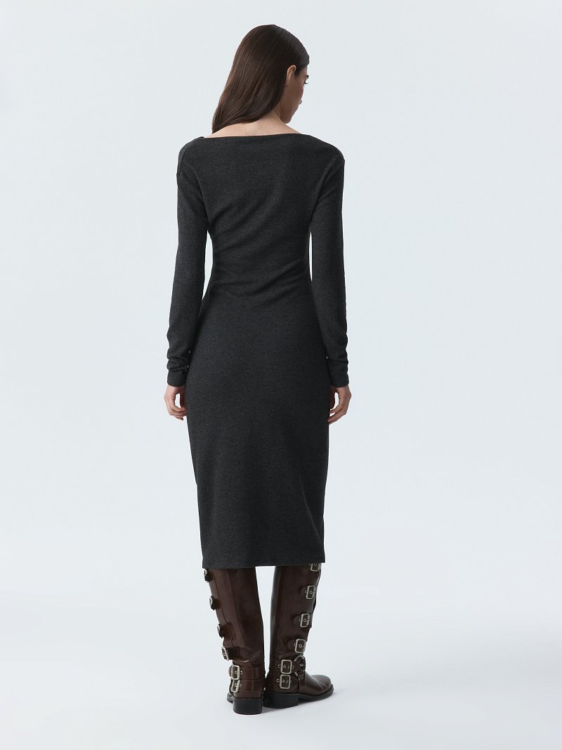 Трикотажное платье с открытыми плечами