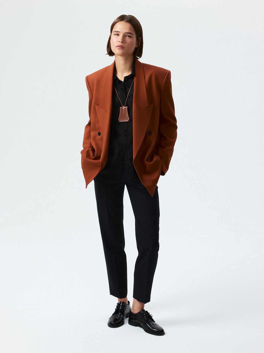 Зауженные брюки со стрелками: фото №1