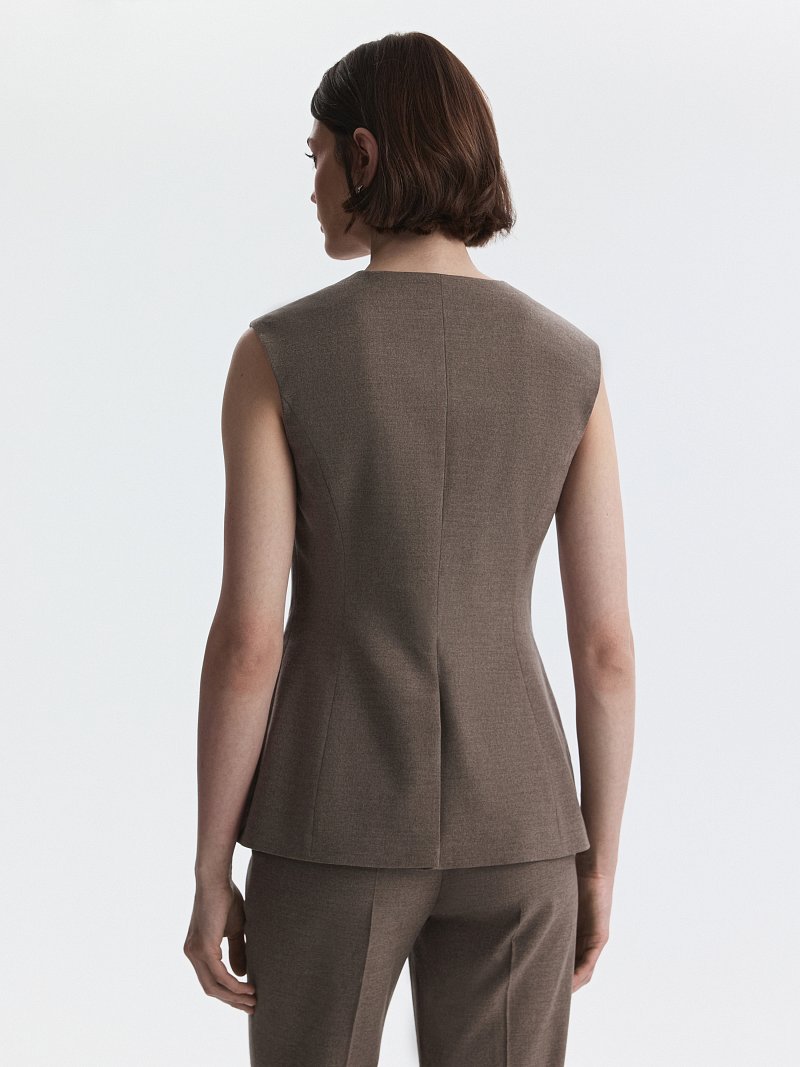 Приталенный костюмный жилет (Р158)