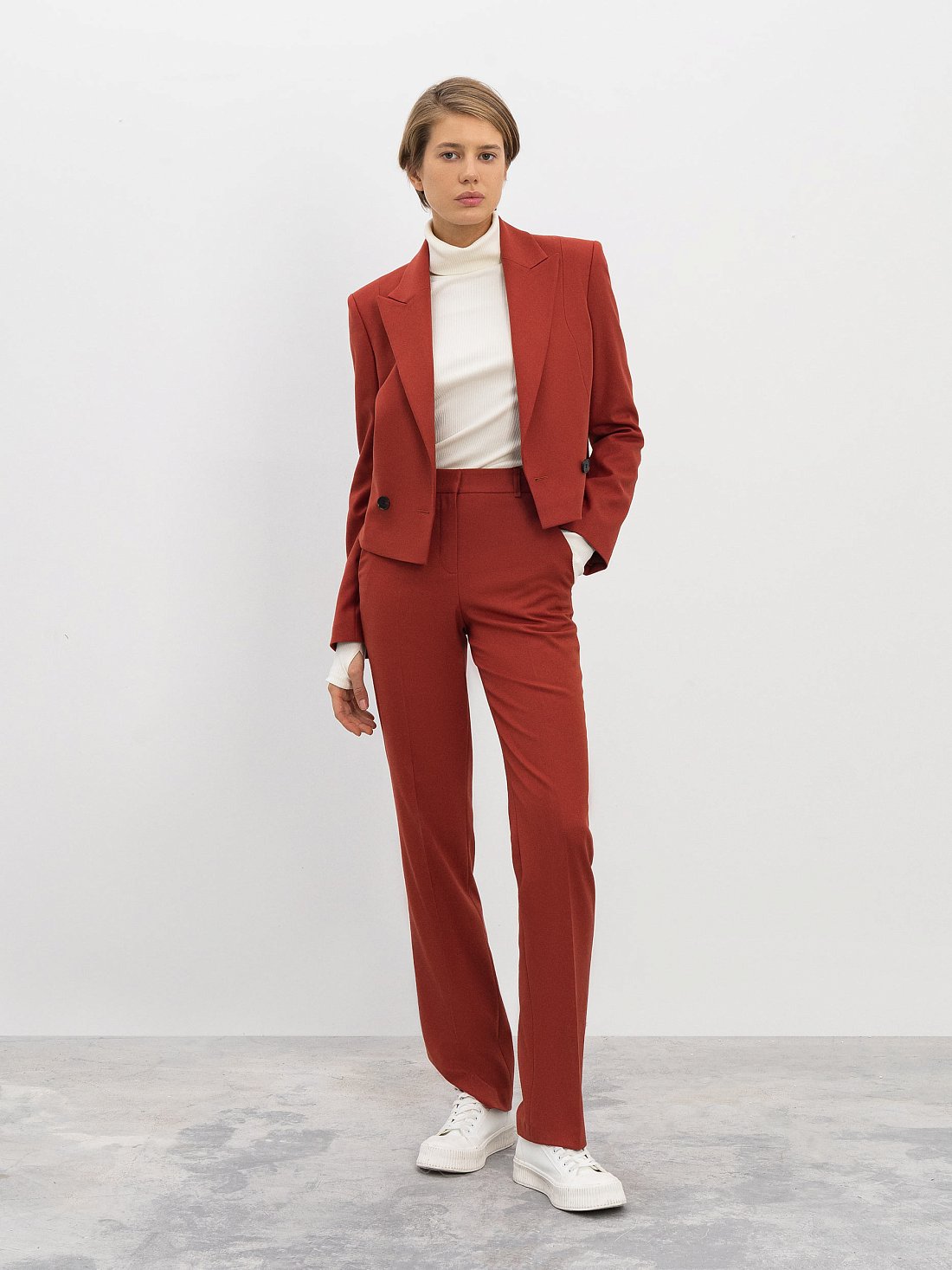 Брюки облегающего кроя со стрелками: фото №1