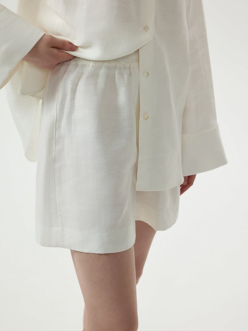 Костюм с рубашкой и шортами