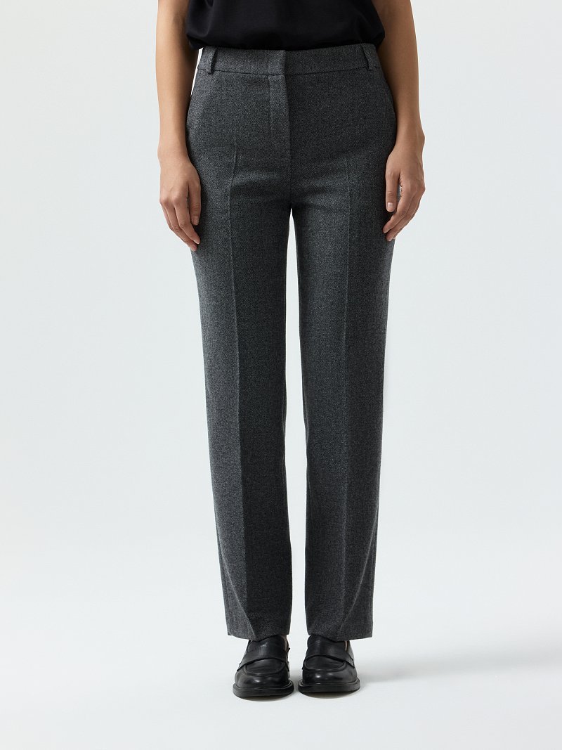 Зауженные брюки «в елочку»