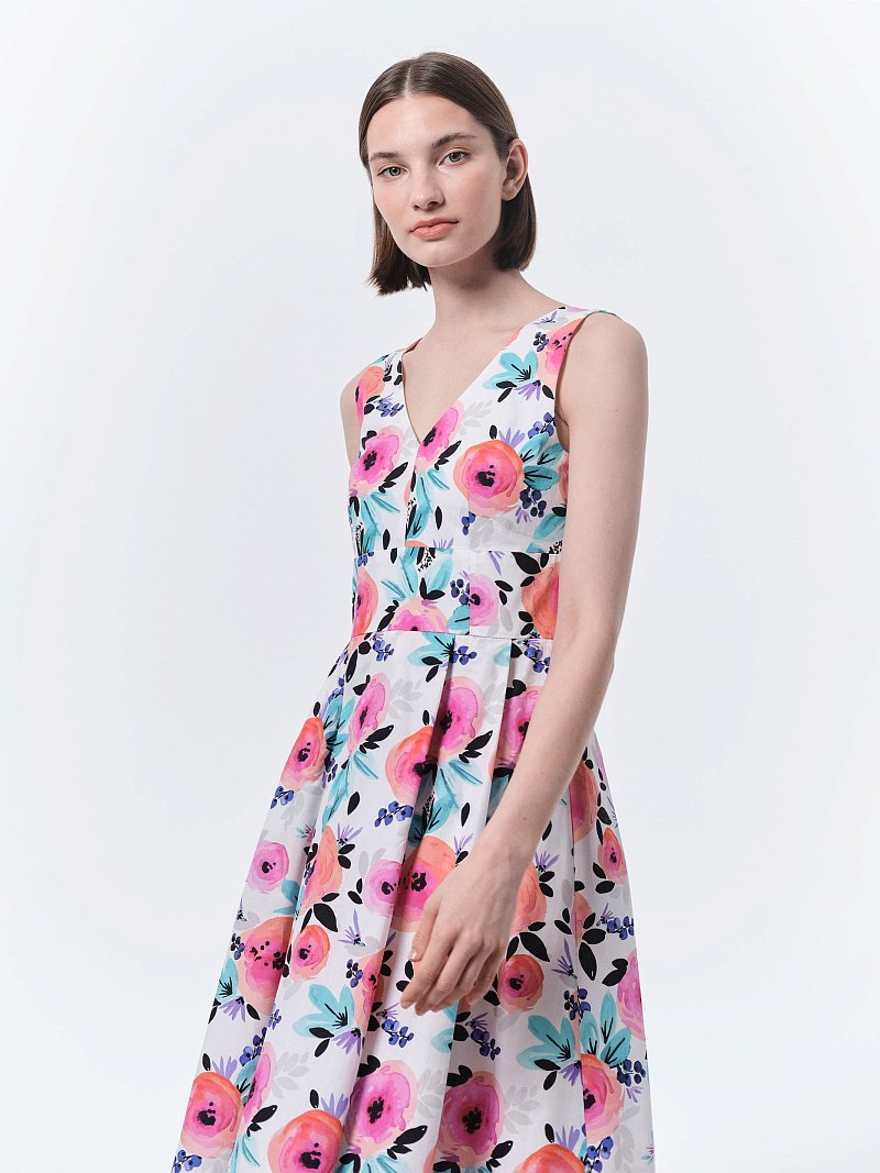 Платье приталенное с V-вырезом