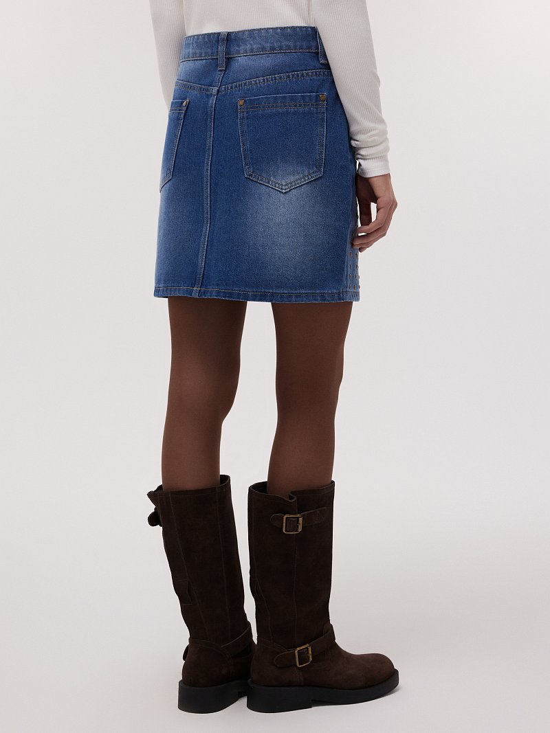 Джинсовая мини-юбка с клепками