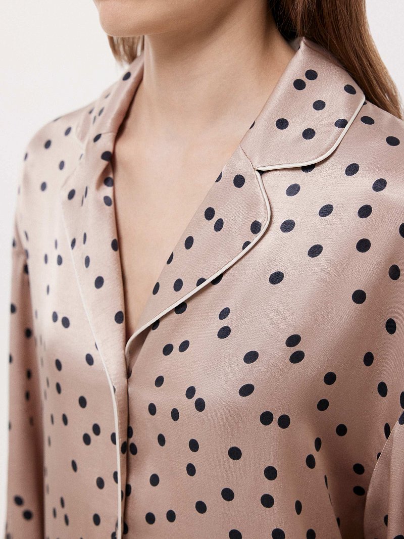 Атласная блуза в пижамном стиле