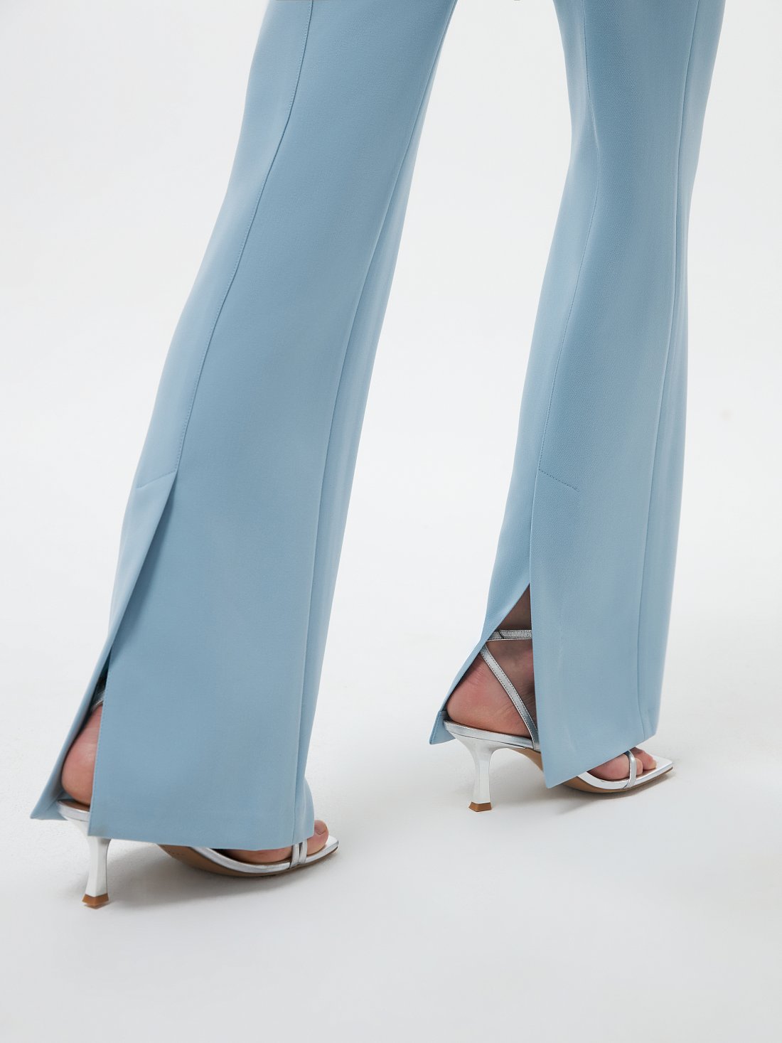 Брюки расклешенного кроя с разрезами: фото №1