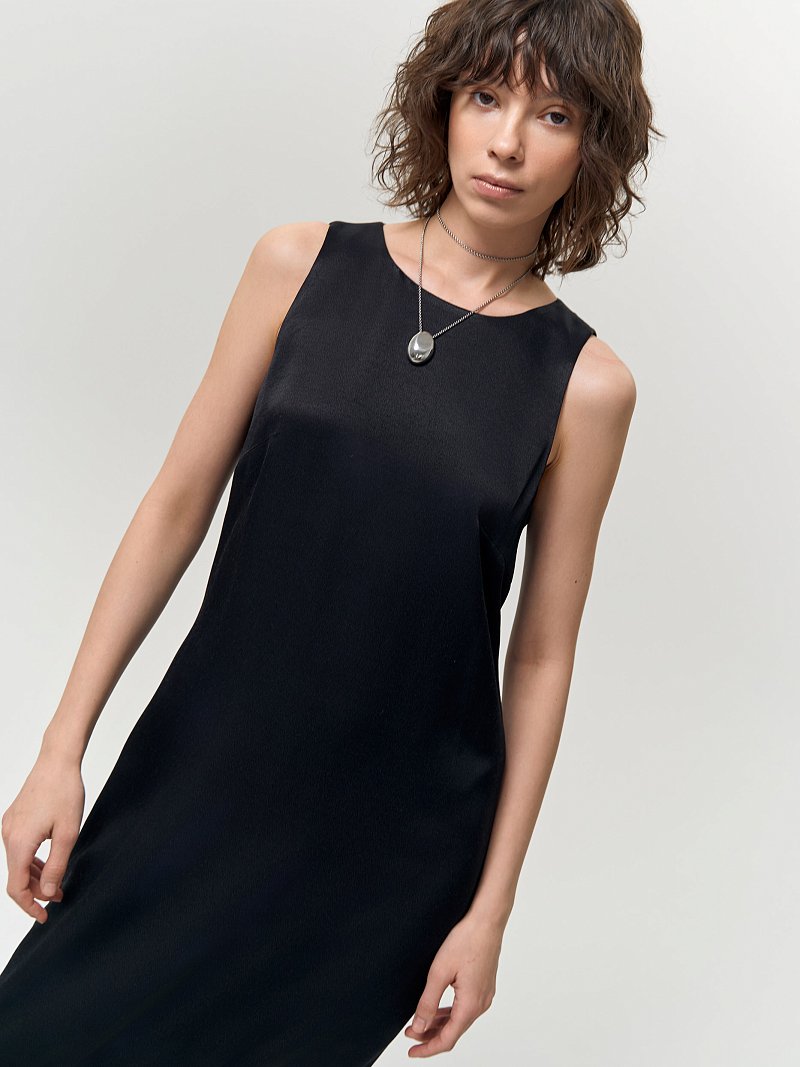 Атласное платье с бахромой