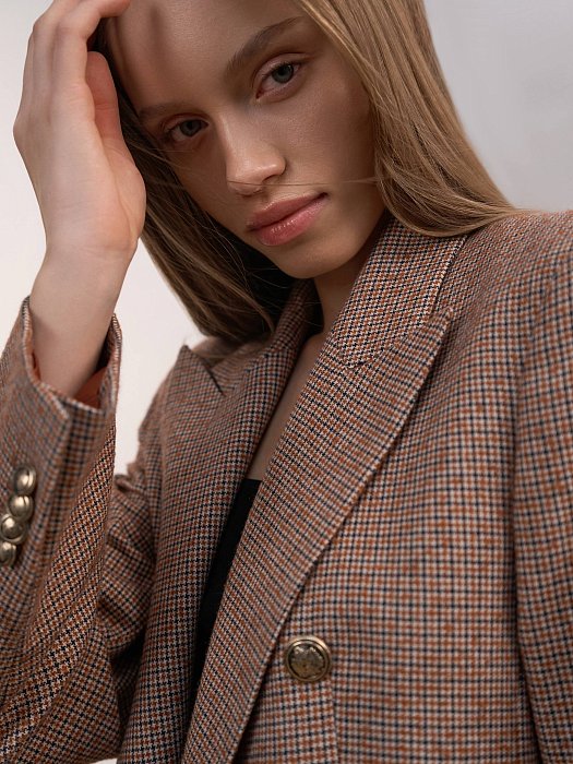 Двубортный жакет в клетку: фото №5