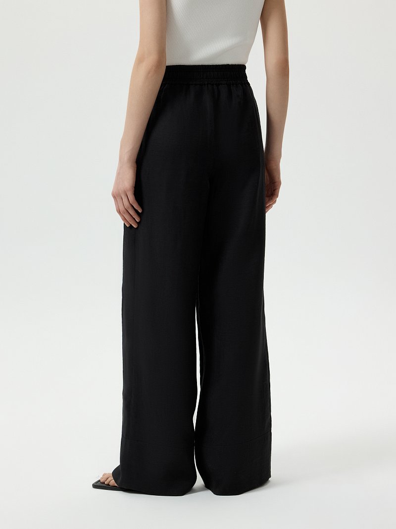 Широкие брюки на резинке