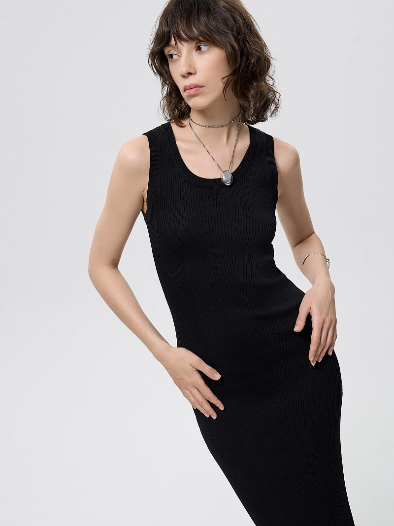 Трикотажное платье-миди