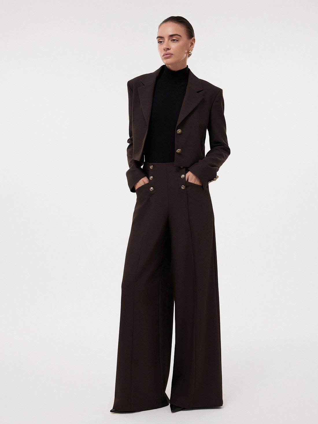 Широкие брюки с декоративными пуговицами: фото №1