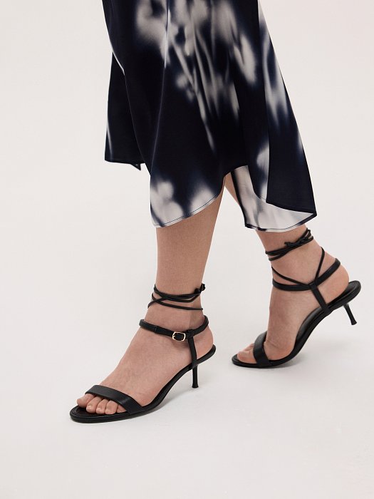 Атласное платье без рукавов: фото №3