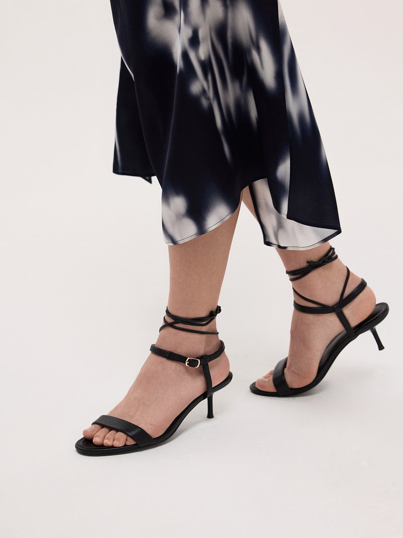 Атласное платье без рукавов