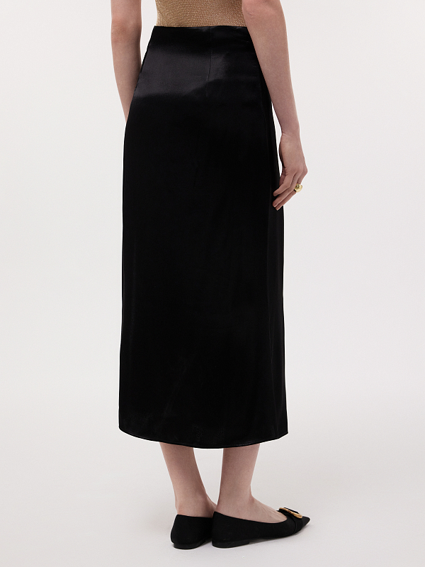 Атласная юбка с разрезом