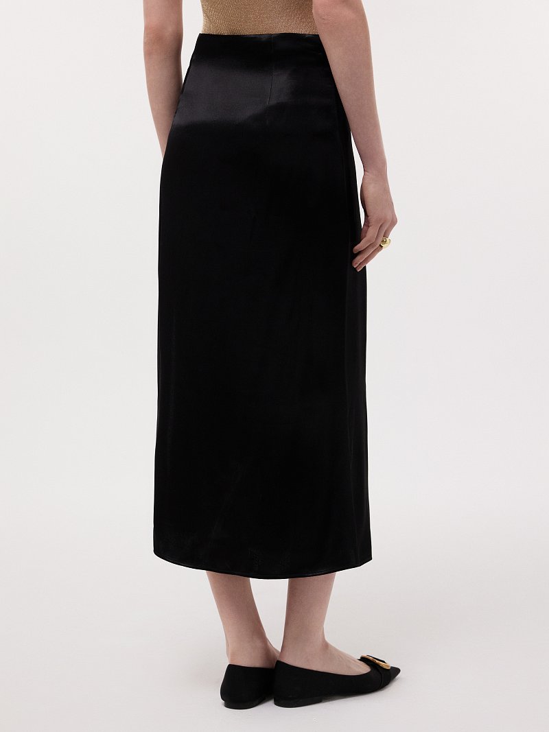 Атласная юбка с разрезом