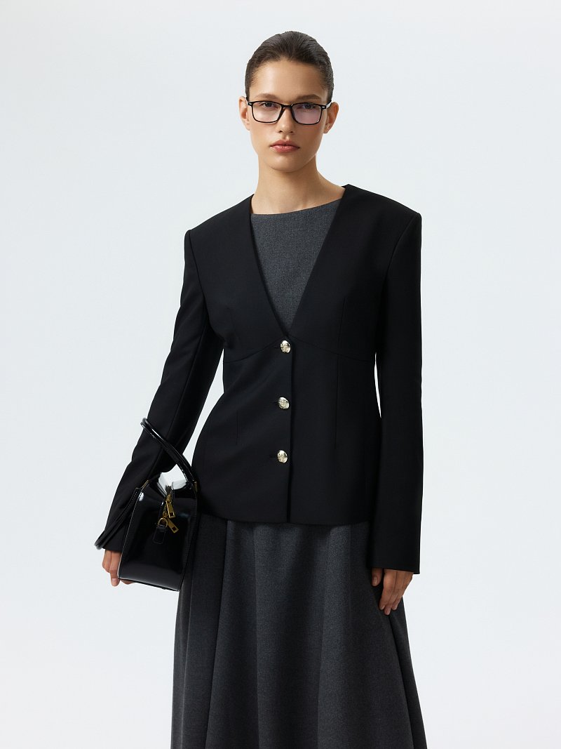 Приталенный жакет с V-вырезом