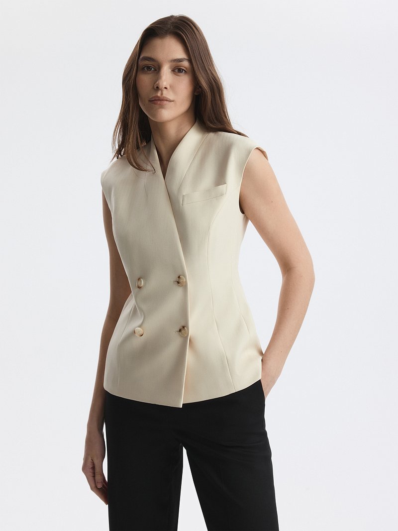 Приталенный жилет со стойкой