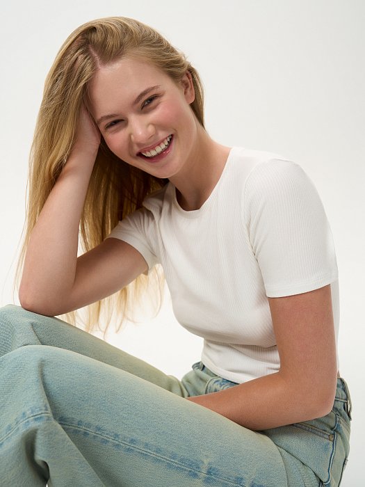 Укороченная футболка в рубчик: фото №4