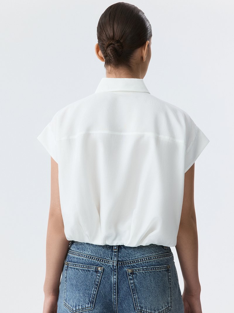 Укороченная блуза без рукавов