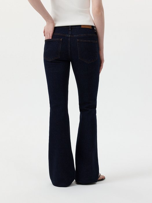 Джинсы-клеш с низкой посадкой: фото №4