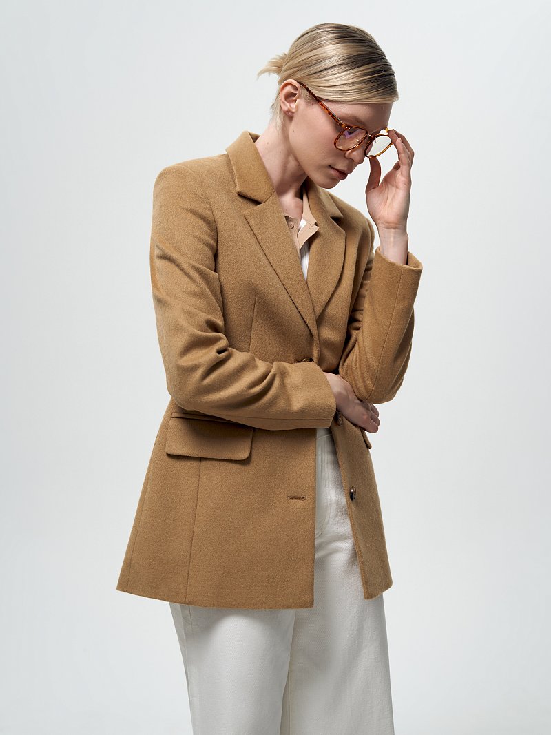 Приталенный жакет из драпа