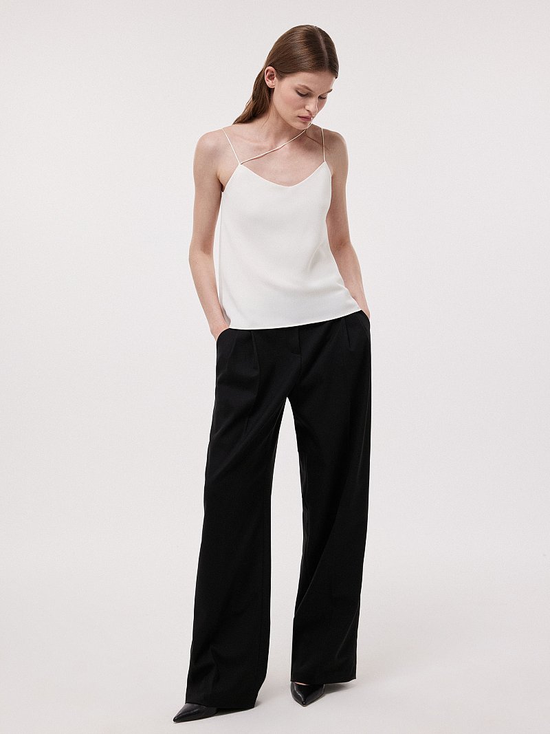 Атласный топ с асимметричными бретелями