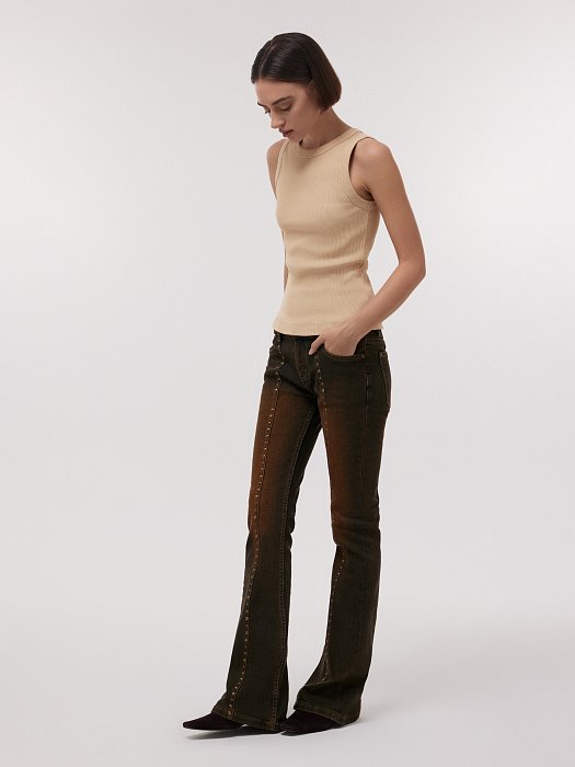 Расклешенные джинсы с клепками: фото №3