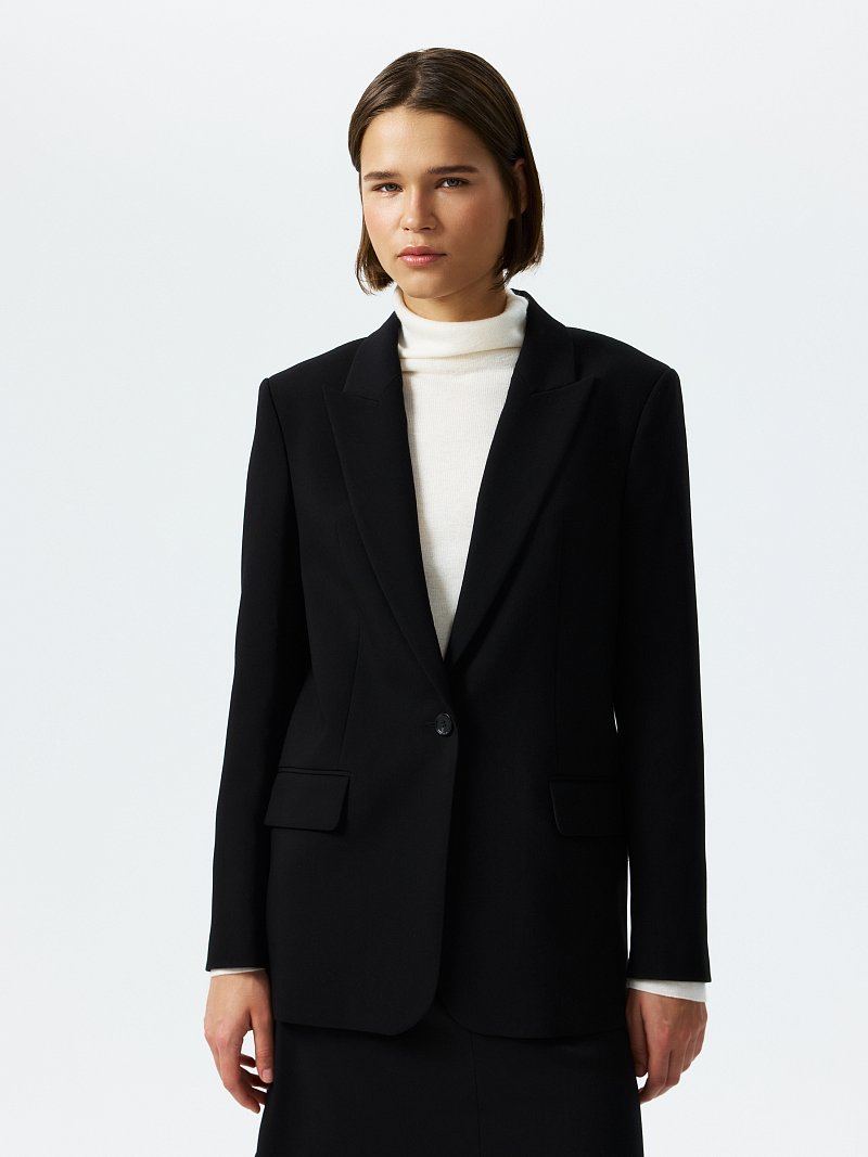 Прямой жакет на пуговице